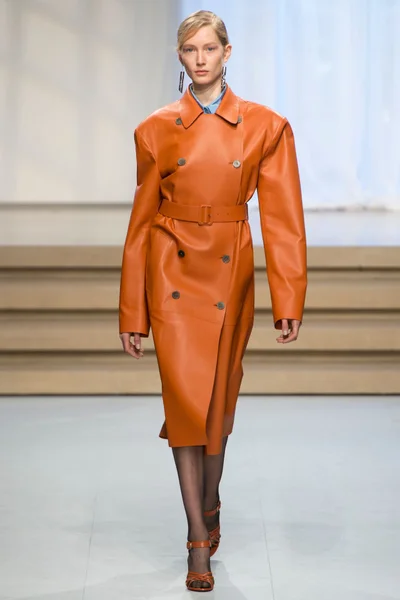 Look 16